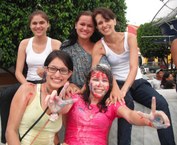 Maria Ester Soares (blusa rosa) e Isabela Soares (blusa branca), aprovadas em Engenharia de Produção e Geografia, respectivamente, com amigas