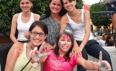 Maria Ester Soares (blusa rosa) e Isabela Soares (blusa branca), aprovadas em Engenharia de Produção e Geografia, respectivamente, com amigas