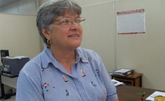 Maria do Carmo, diretora do DRCA, entra em contato com alunos para preenchimento de vagas remancescentes