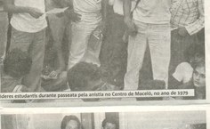 Acima: Líderes estudantis durante passeata pelaanistia no Centro de Maceió, no ano de 1979. Abaixo: Preparativos para um dos festivais universitários de música que agitaram a Ufal