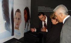 O Memorial conta também com telas de LCD sensíveis ao toque