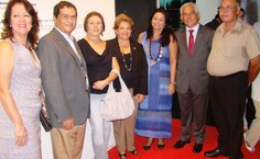 Reitora Ana Dayse Dorea com representantes políticos e da área de Medicina