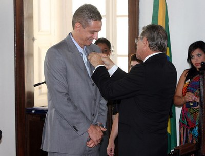 Setton sendo empossado pelo governador