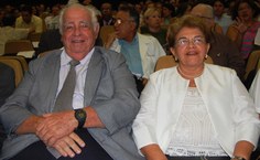 Reitor honorário, Fernando Gama, ao lado da reitora Ana Dayse