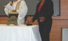 Maria do Carmo, do cerimonial, ao lado do Padre Manoel, na missa dos 50 anos