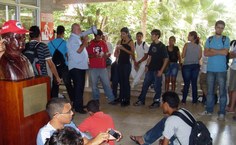 Pró-reitor estudantil, Pedro Nelson, dialogando com os estudantes que realizam manifestação