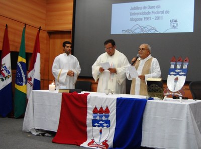 Símbolos da Ufal foram colocados no altar no ofertório | nothing