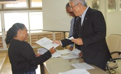 Vice-reitor Eurico Lôbo cumprimenta cada novo servidor ao entregar o termo de posse