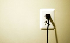 Equipamentos eletrônicos devem ser desligados das tomadas