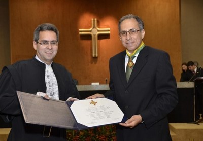 À direita, o professor Gabriel Ivo recebendo Medalha do desembargador Paulo Roberto Lima