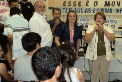 Reitora e a equipe reunidos com a comunidade acadêmica do Campus do Sertão