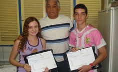 O diretor acadêmico, Williams Soares, com os primeiros colocados em Engenharia Civil e de Produção