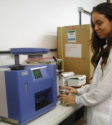 Aluna de Engenharia Química, Maíra Rezende, utilizando o calorímetro, equipamento que mede o poder calorifero superior das biomassas