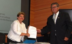 Entrega do Edital ao Pró-reitor de Extensão Eduardo Lyra