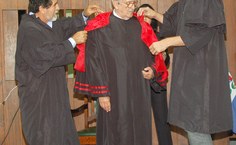 Membros do Consuni vestem a samarra em Lindoso