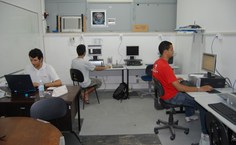Equipe fazendo monitoramentos no laboratório do Icat