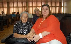 Dona Edith, acompanhada da terapeuta holística Eneida Sobral Fernandes, da Associação Nacional de Gerontologia