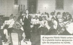 A regente Flávia Vieira orienta a plateia numa apresentação no IGHAL