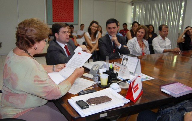 Reitora lê convênio que trará mais cinco bolsas pelo Santander