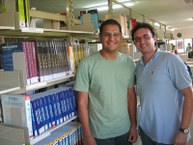 Silas Emanuel Holanda, aluno selecionado para intercâmbio na Universidade de Sevilla, e o professor Marcelo Oliveira (à direita na foto)