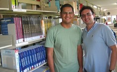 Silas Emanuel Holanda, aluno selecionado para intercâmbio na Universidade de Sevilla, e o professor Marcelo Oliveira (à direita na foto)