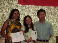 Flávia Rabelo e Maria Elisa Costa recebendo o certificado de participação no curso do Top China 2009