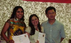 Flávia Rabelo e Maria Elisa Costa recebendo o certificado de participação no curso do Top China 2009