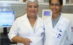 Técnicos do laboratório de microbiologia clínica Jeane Rodrigues e Eliege Santos participaram do ensaio