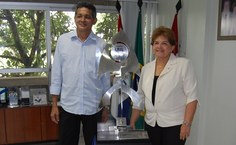 Reitora Ana Dayse e o artista Fredy Correia