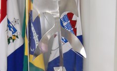 O troféu, idealizado pelo artista Fredy Correia, traz elementos da cultura alagoana