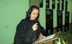 Profª Marinês Coral, coordenadora do curso, fala aos formandos sobre a importância do equilíbrio para seguir em frente