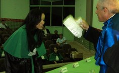 Eurico Lôbo, reitor em exercício, confere o grau a formandos em Serviço Social