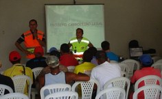 Integrantes do Projeto e parceiros orientando carroceiros na Grota do Reginaldo