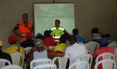 Integrantes do Projeto e parceiros orientando carroceiros na Grota do Reginaldo