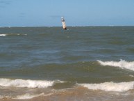 O farol é um indicador do avanço do mar por causa da erosão costeira