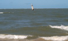 O farol é um indicador do avanço do mar por causa da erosão costeira