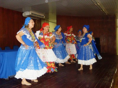 Grupo de baianas anima o início da aula