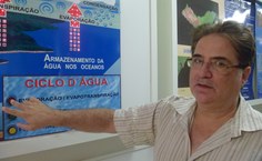 Professor Reinaldo Rodrigues, diretor da Usina Ciência, mostra painel interativo sobre o ciclo da água
