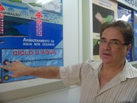 Professor Reinaldo Rodrigues, diretor da Usina Ciência, mostra painel interativo sobre o ciclo da água