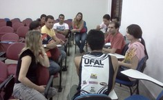 Para facilitar a participação de todos, grupos de discussão foram formados