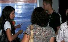 Grupo apresentando trabalho para avaliadora no Cneu