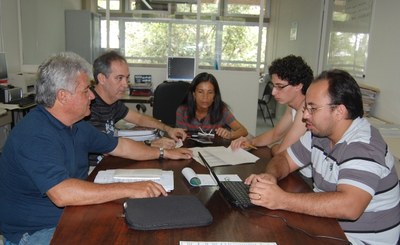 Comissão eleitoral reunida para tomar decisões quanto à logística da consulta acadêmica