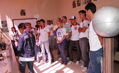 Aluna da graduação de Física faz experimentos para secundaristas