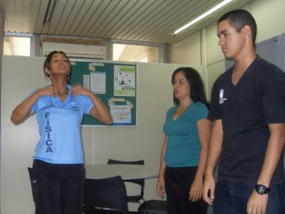 Anna Cecílya orienta servidores e bolsistas em exercícios laborais