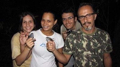 Professor Marcio éfe com alunos em aula de campo