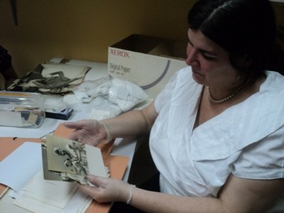 Sandra Baruki conhecendo o acervo fotográfico do Museu Théo Brandão