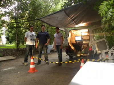 Mikael Rodrigues, Edizânio Vieira e Marco Antônio no Ibama com a unidade móvel de Meteorologia