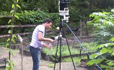 Edizânio verificando a estação automática na área experimental de reserva no Ibama