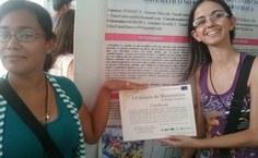 Estudantes Mayra Taís Albuquerque Santos (bolsista) e Simone Silva da Fonseca (colaboradora), apresentando o projeto