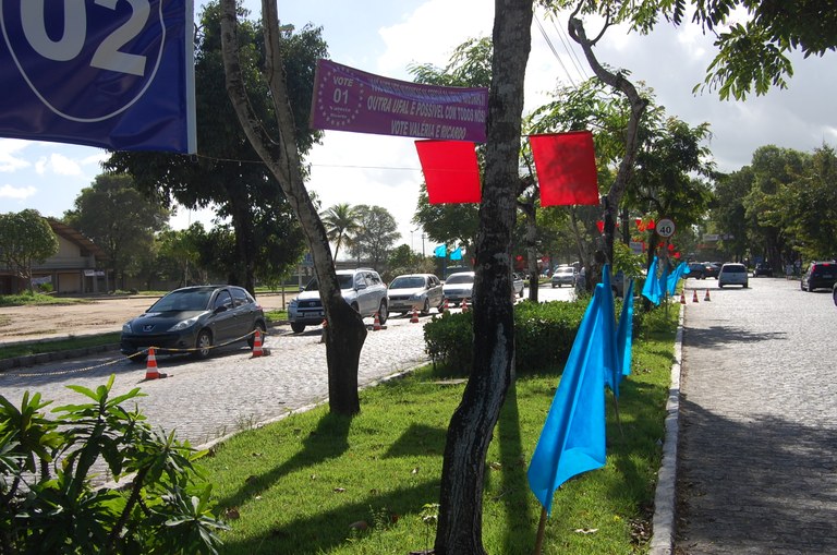 Candidatos espalharam bandeiras e cartazes no campus
